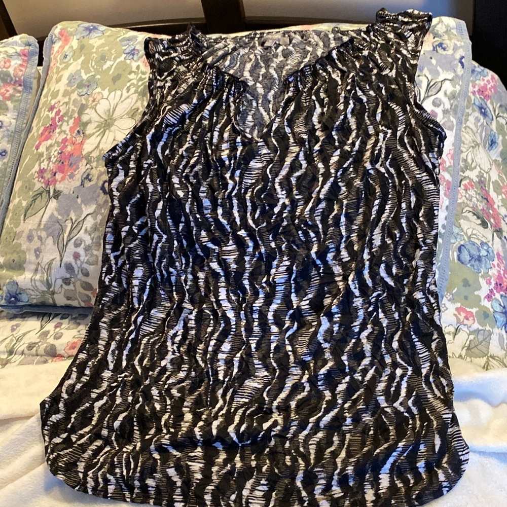 SLEEVELESS TOP